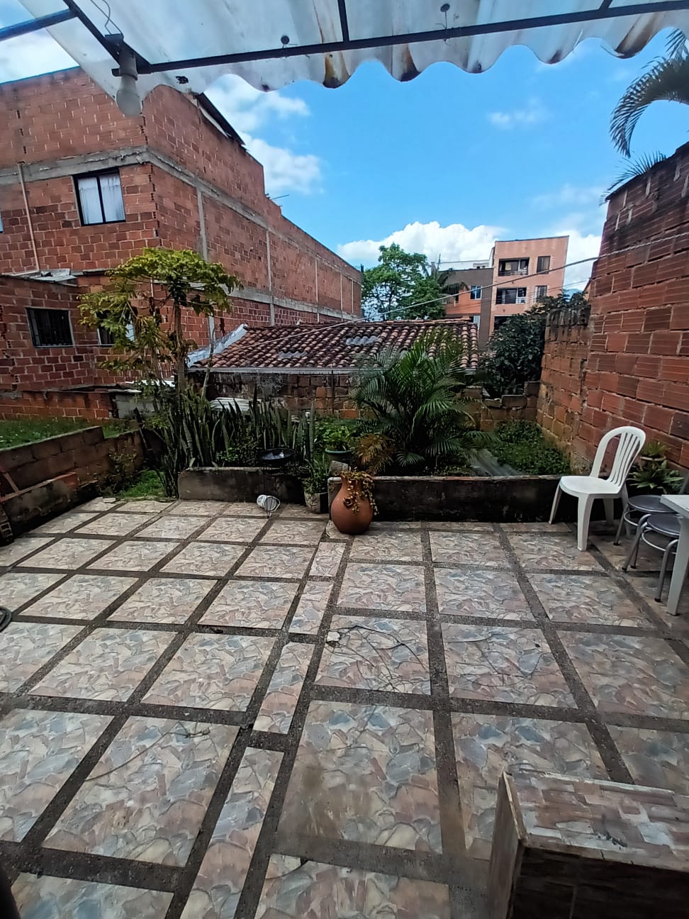 Casa y dos aparta estudios primer piso en Campo Valdés